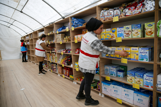 Çadır kentte depremzedelerin ihtiyaçları 'Sosyal Market' ile karşılanıyor