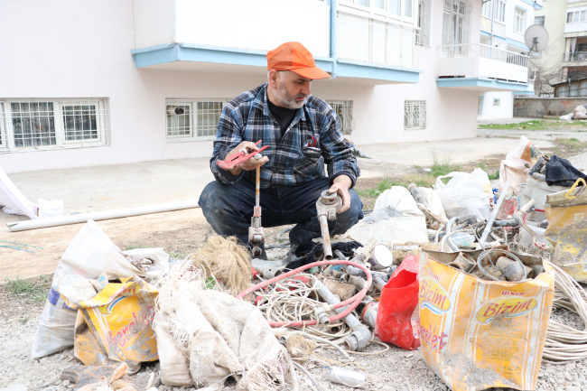 Dükkanını yeniden açabilmek için molozun içinde aletlerini arıyor