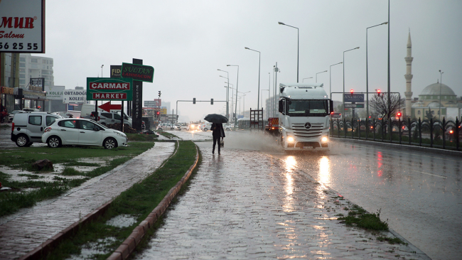 Diyarbakır ve Mardin'de de sağanak etkili oldu