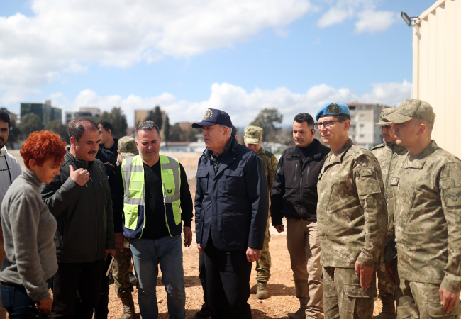 Bakan Akar Antakya'daki çadır kentte incelemede bulundu