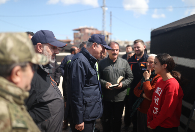 Bakan Akar Antakya'daki çadır kentte incelemede bulundu