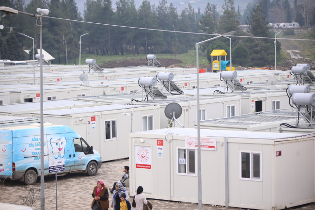 Yıkılan caddelerin isimleri konteyner kentte yaşatılıyor