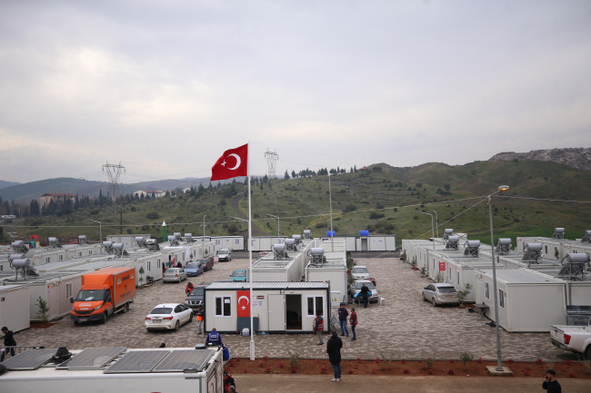 Yıkılan caddelerin isimleri konteyner kentte yaşatılıyor