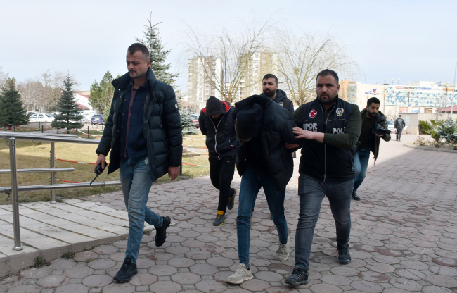 Sivasspor-Fiorentina maçında sahaya giren 2 taraftar tutuklandı