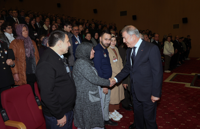 Bakan Akar: PKK destekçileri, teröristlere helikopter vererek bir kez daha suçüstü yakalandı