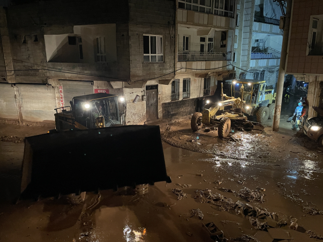 Şanlıurfa'daki sel sonrası su tahliye ve temizlik çalışmaları aralıksız sürüyor