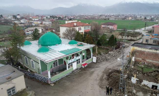 Leyleklerin 64 yıldır yuva yaptığı minare depremde yıkıldı