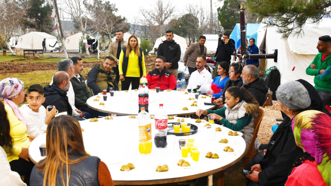 Depremzede çiftin nişan yüzükleri çadır kentte takıldı