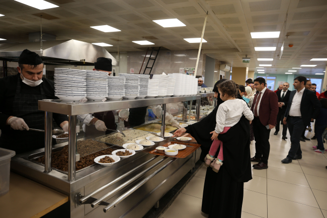 Van, Muş ve Hakkari'de misafir edilen depremzedeler evlerinden uzakta iftar yaptı