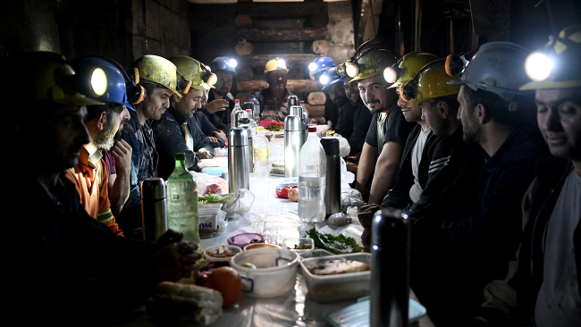 Yerin metrelerce altında iftar sofrası