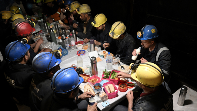 Yerin metrelerce altında iftar sofrası