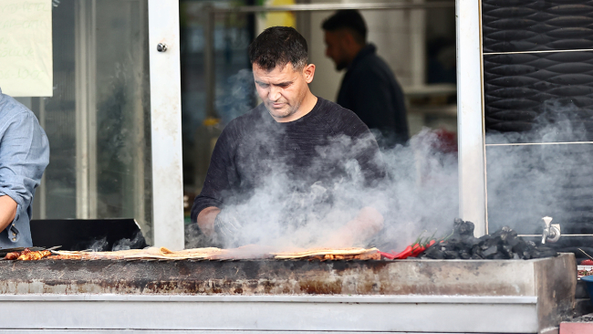 Hataylı ciğerciler ocaklarını sokağa taşıdı