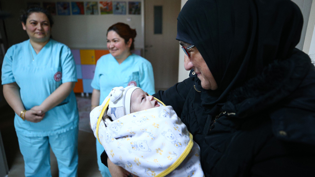 Depremzede aile 53 gün sonra bebeklerine kavuştu