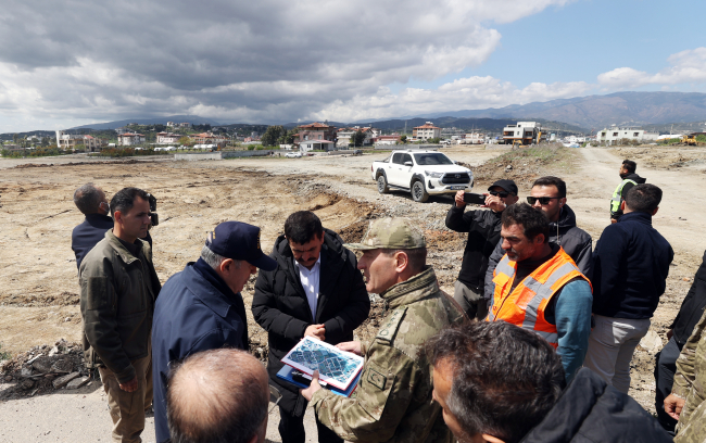 Bakan Akar, NATO'nun çadır kent alanında incelemelerde bulundu