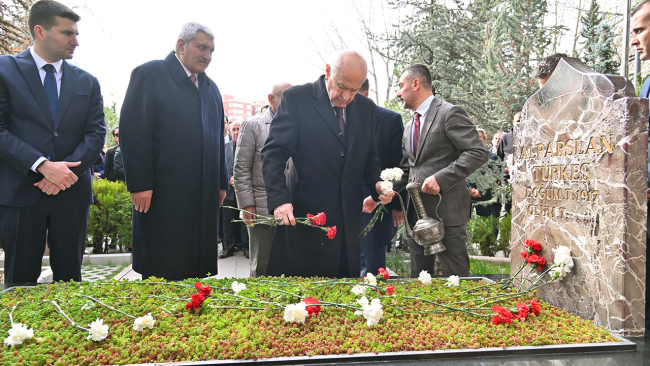 Devlet Bahçeli'den Alparslan Türkeş'in kabrine ziyaret