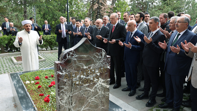 Cumhurbaşkanı Erdoğan, Alparslan Türkeş'in kabrini ziyaret etti