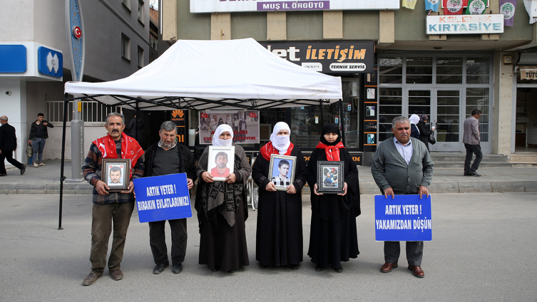 Muşlu aileler HDP önündeki eylemlerini sürdürdü