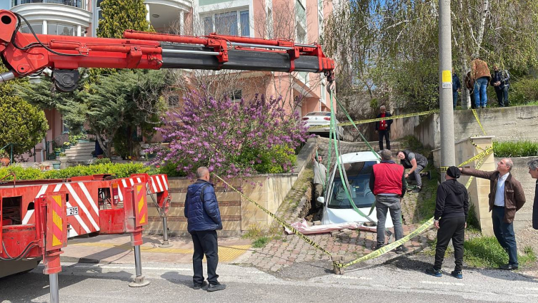 Edirne'de otomobil çöken yolda oluşan çukura düştü