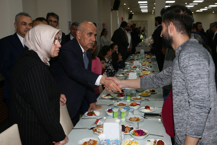 Bakan Kirişci depremzedelerle iftar yaptı