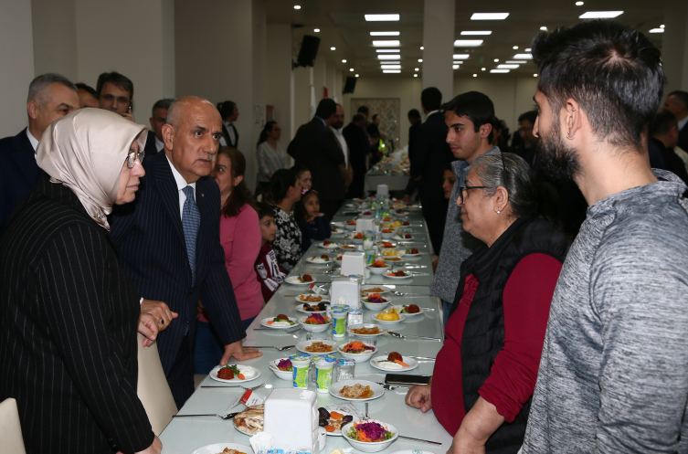 Bakan Kirişci depremzedelerle iftar yaptı