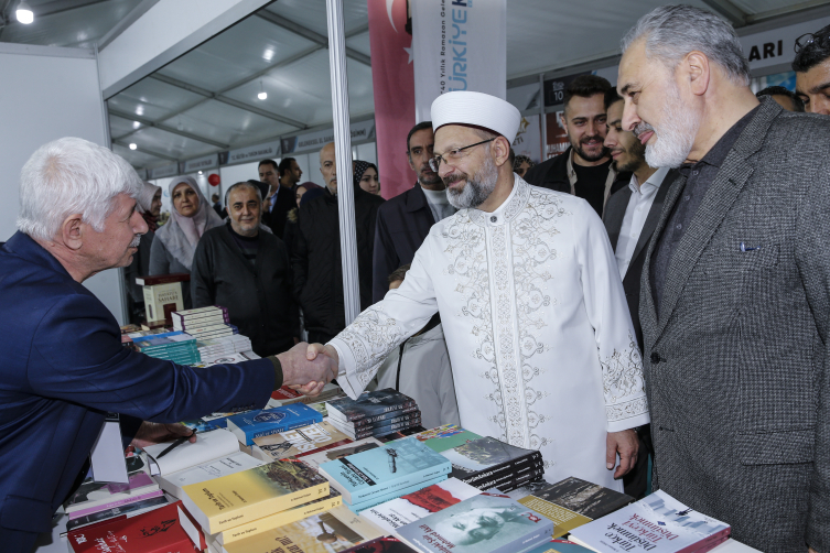 Diyanet İşleri Başkanı Erbaş, Hacı Bayram-ı Veli Camii'nde teravih namazı kıldırdı