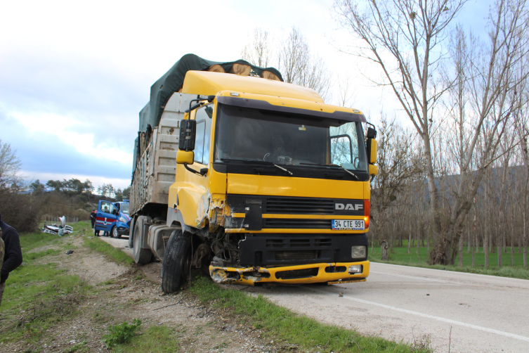 Bolu'da tırla çarpışan otomobildeki 2 kişi yaşamını yitirdi