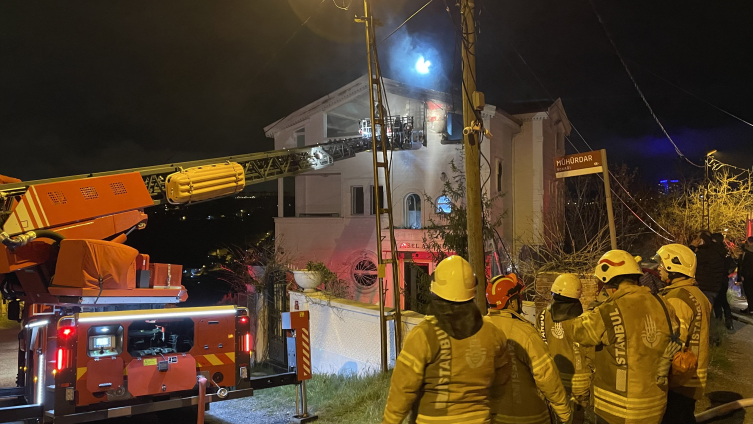 Beykoz'da 3 katlı villada yangın