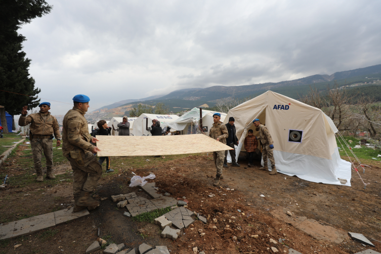 Mehmetçik deprem bölgesinde yaraları sarmaya devam ediyor