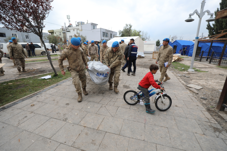 Mehmetçik deprem bölgesinde yaraları sarmaya devam ediyor