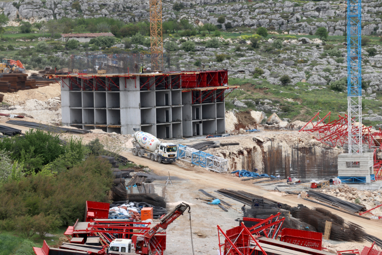 Hatay'da temeli atılan kalıcı konutların inşaatı yükselmeye başladı