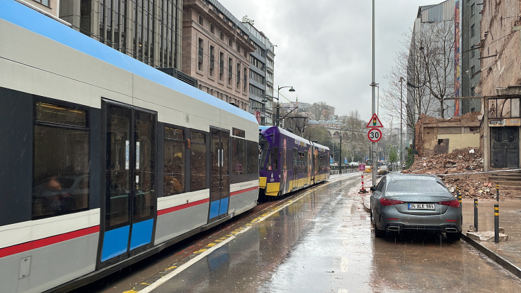 Beyoğlu'nda çöken binanın molozunun kaldırılmasıyla yol trafiğe açıldı