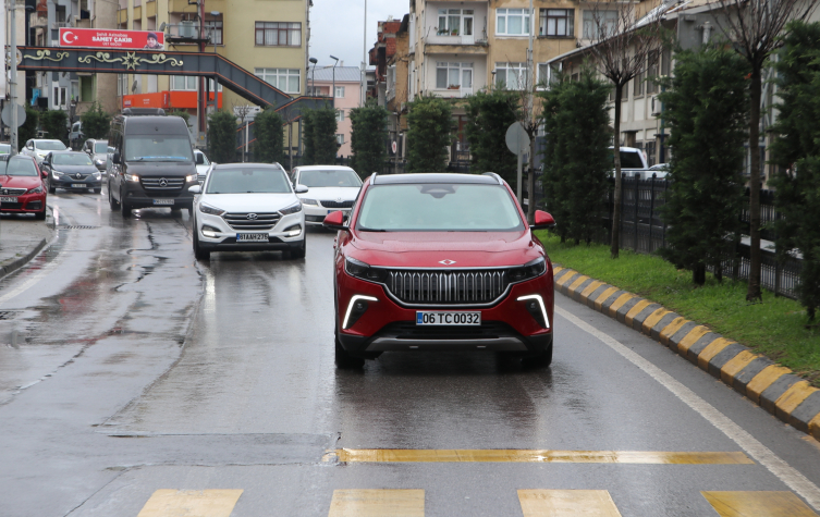 Bakan Karaismailoğlu, Seçim İrtibat Bürosu'na Togg ile geldi