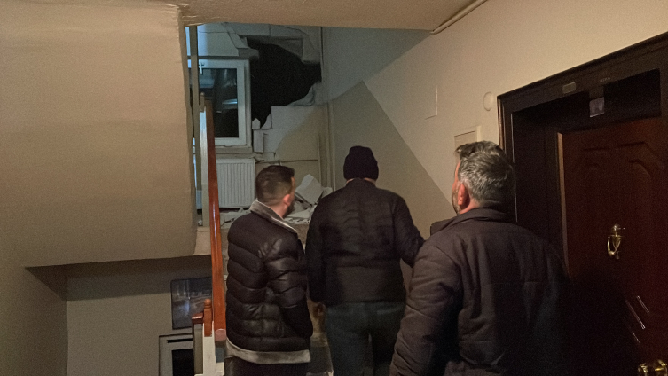 Kocaeli'de istinat duvarı çöktü: 4 apartman tahliye edildi