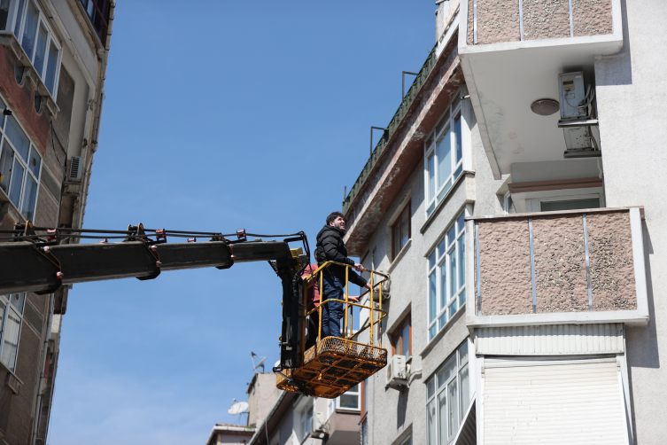 Deprem olmadan kolonları çatladı