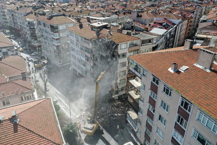 Deprem olmadan kolonları çatladı