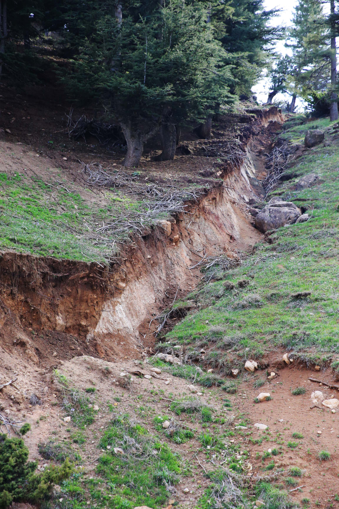 Göksun'da deprem kilometrelerce yüzey kırığı oluşturdu