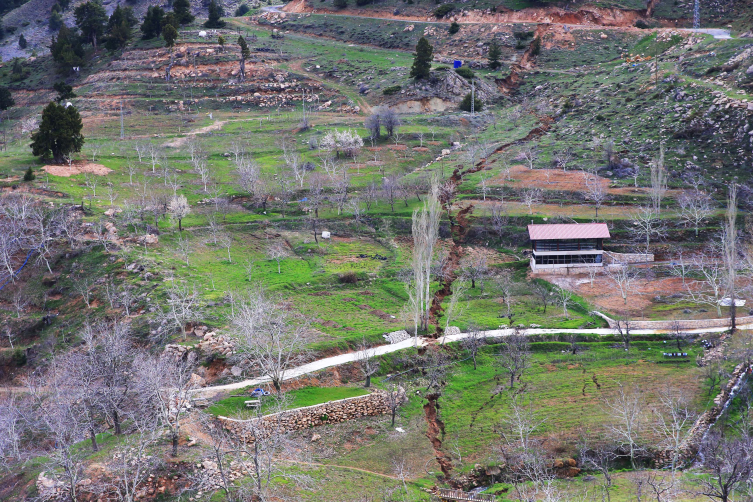 Göksun'da deprem kilometrelerce yüzey kırığı oluşturdu