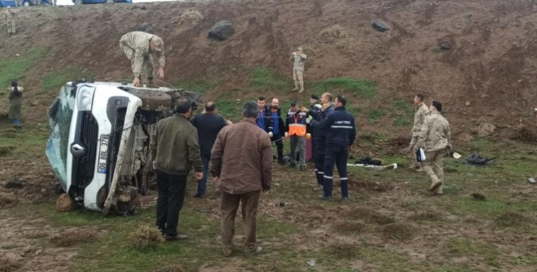 Bitlis'te şarampole devrilen minibüsteki 13 kişi yaralandı