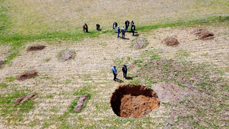 Depremin ardından tarım arazisinde obruk oluştu