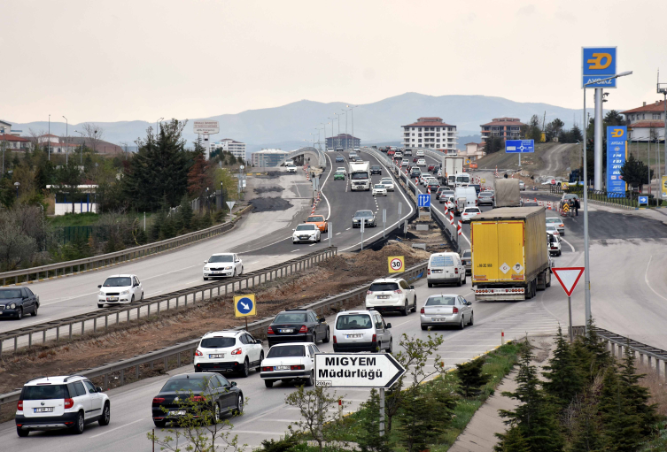 'Kilit kavşak' Kırıkkale'de bayram öncesi trafik yoğunluğu arttı