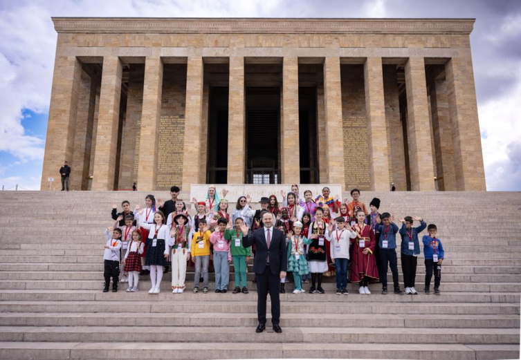 Dünya çocukları Anıtkabir ve TRT'yi ziyaret etti