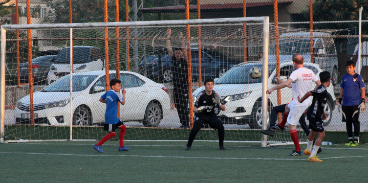 200 depremzede çocuk 11 eski futbolcu ile maç yaptı