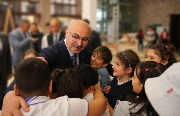 İzmir İktisat Kongresi binasının ilk misafirleri çocuklar oldu