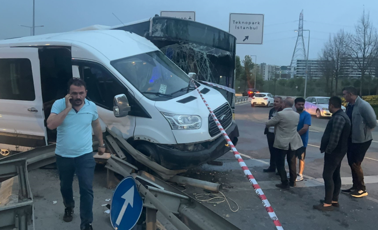 İETT otobüsü ile servis aracı çarpıştı: 5 yaralı