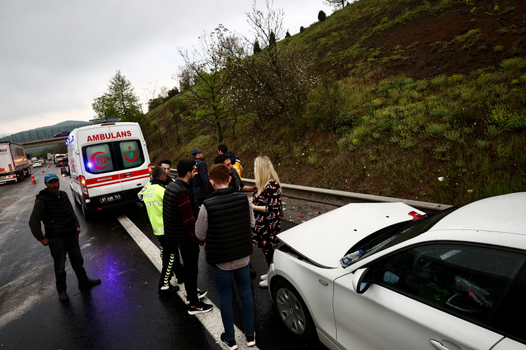 Anadolu Otoyolu'nda zincirleme kaza: 6 yaralı