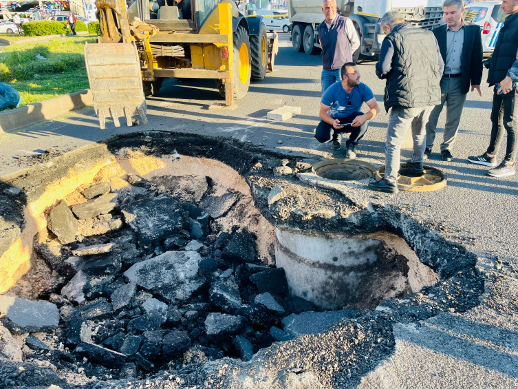 Diyarbakır'da çöken yol trafiğe kapatıldı