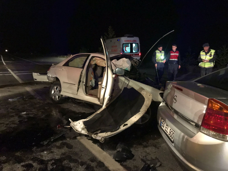 Sakarya'da trafik kazası: 1 ölü, 4 yaralı