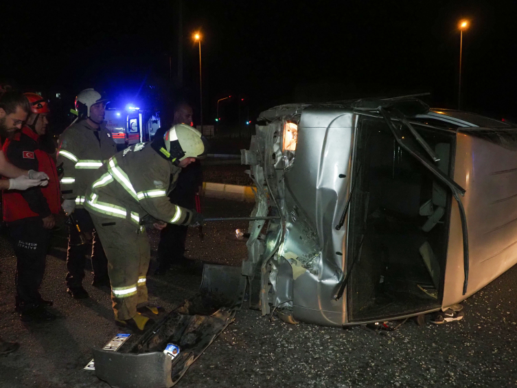 Balıkesir'de minibüs aydınlatma direğine çarptı: 3 yaralı