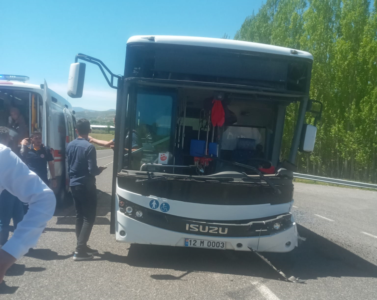 Bingöl'de otobüs ile minibüs çarpıştı: 16 yaralı