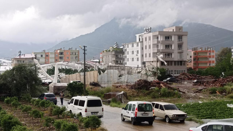 Mersin'de fırtına ve hortum zarara neden oldu